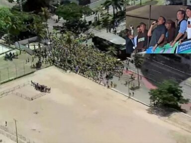 Bolsonaro em Recife: ato esvaziado e agressões de seguidores à imprensa