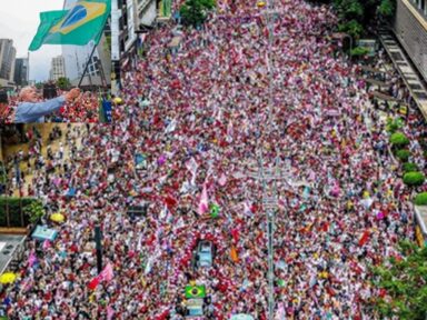 Lula encerra campanha do 2º turno aclamado por uma multidão na Avenida Paulista