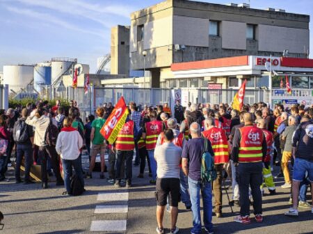Macron ameaça trabalhadores das refinarias em greve contra o arrocho