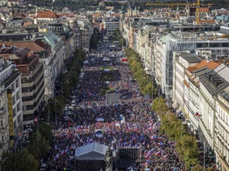 Multidão toma as ruas de Praga para exigir que a República Tcheca saia da Otan