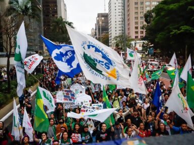 Estudantes ocupam a Paulista contra desmonte da Educação