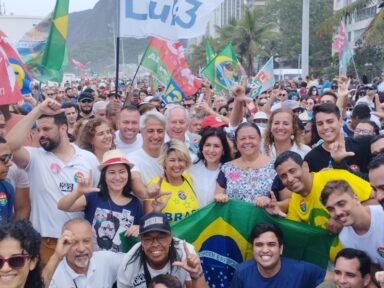 Simone pede voto para Lula e participa de caminhada no Rio: “único candidato democrata”