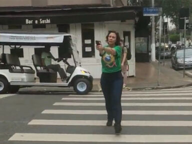 Carla Zambelli e bolsonaristas apontam armas e perseguem homem negro, eleitor de Lula, em SP
