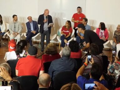 Lula recebe apoio de religiosos e diz que só está voltando para criar empregos e acabar com a fome