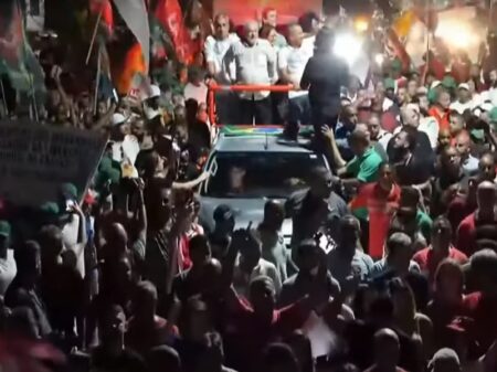 Lula recebe apoio de prefeito e reúne multidão em Belford Roxo, no Rio de Janeiro