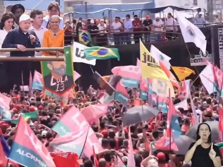 “Dia 30 vamos derrotar a barbárie e garantir a democracia”, diz Lula à multidão em BH