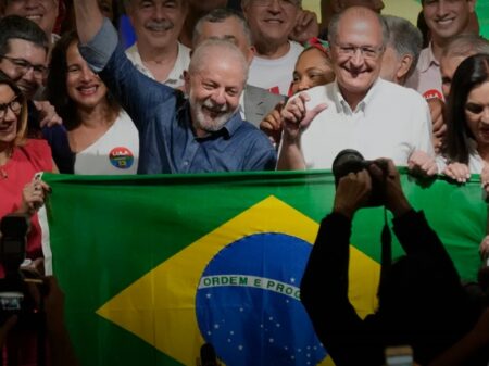 “A vitória não foi minha, mas sim de um imenso movimento democrático”, diz Lula