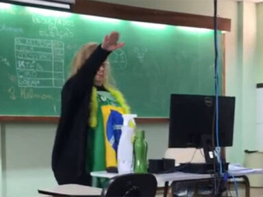 Professora com adesivo de Bolsonaro que fez saudação nazista em sala no Paraná é demitida