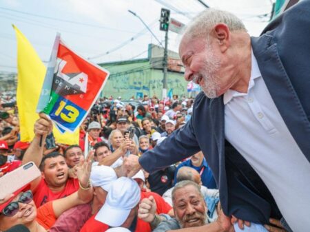 Lula diz em São Mateus que “o Brasil vai crescer de novo e os empregos vão bombar”