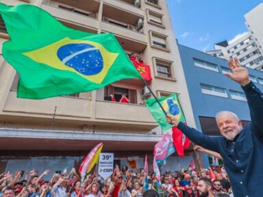 “Minha candidatura hoje representa a defesa da democracia”, diz Lula em Porto Alegre