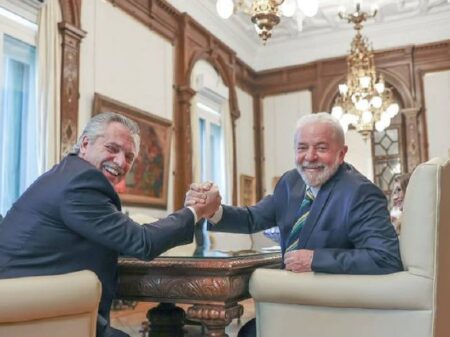 Presidente argentino viaja ao Brasil para saudar Lula pela vitória
