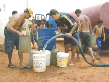Derrotado, Bolsonaro corta verba para carros-pipa que levam água a 1,6 milhão no Nordeste