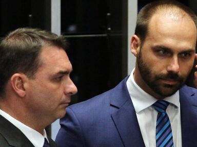 Flávio e Eduardo, filhos de Bolsonaro, pedem cidadania na embaixada da Itália