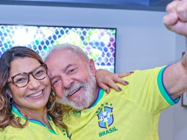 “Parabéns Brasil. Rumo ao hexa!”, comemora Lula, de verde e amarelo, a vitória da Seleção