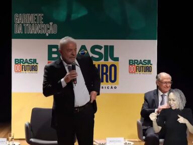 Lula: “não temos que ter vergonha de vestir a nossa camisa verde e amarela”