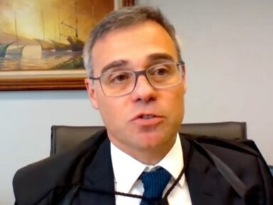 Mendonça paralisa ação de bolsonarista acusado de “rachadinha” e é criticado