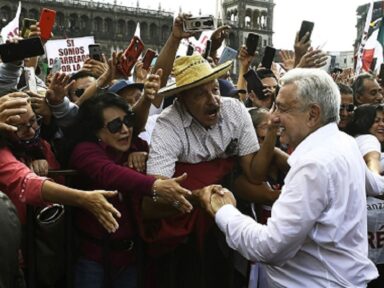 1,2 milhão marcham com López Obrador em apoio a seu governo que recupera Pemex