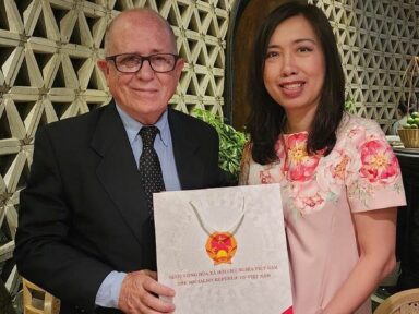 Pedro de Oliveira recebe, em Hanói, prêmio do Vietnã, por “Ho Chi Minh: Vida e obra”