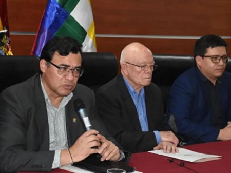 Três Poderes bolivianos defendem democracia e isolam golpistas de Santa Cruz