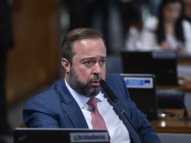 Senador do PSD faz projeto para barrar privatizações “no apagar das luzes” do governo derrotado