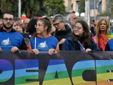 Manifestantes italianos exigem fim da entrega de armas à Ucrânia