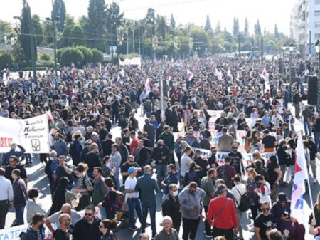 Trabalhadores gregos fazem greve geral e atos contra arrocho salarial