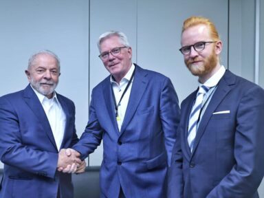 “Que Assange seja solto de sua injusta prisão”, disse Lula após reunião com o WikiLeaks