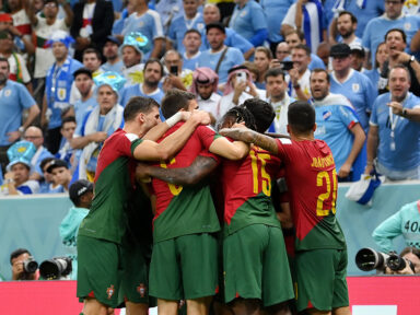 Portugal vence Uruguai por 2 a 0, garante vaga nas oitavas e complica a Celeste