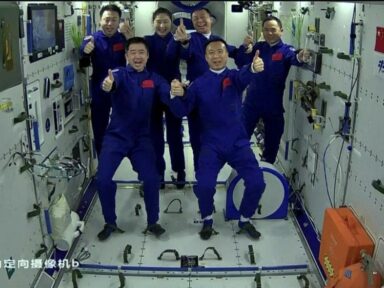Seis astronautas chineses se confraternizam na Estação Espacial Tiangong