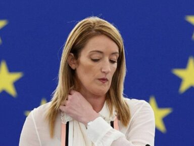 Presa com malas de dinheiro, eurodeputada Eva Kalil é destituída