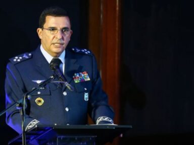 Comandante da FAB desiste de antecipar saída do cargo e repõe a normalidade na área