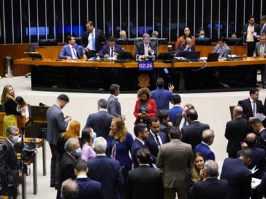 Câmara aprova em 1º turno a PEC para garantir Bolsa Família e investimentos
