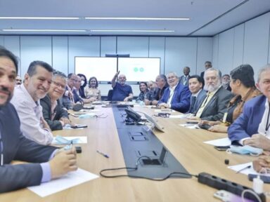 Centrais se reúnem com Lula e reivindicam restabelecimento dos direitos trabalhistas