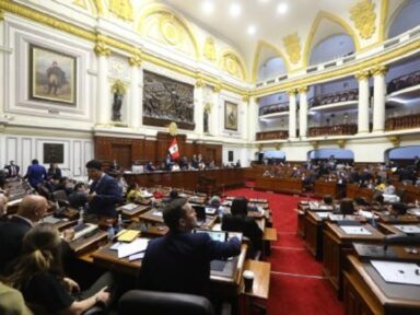 Castillo tenta fechar o Congresso peruano e é destituído por 101 votos a 6