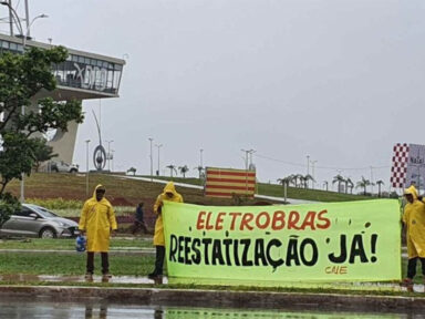 Trabalhadores da Eletrobrás realizam ato em Brasília pela reestatização da empresa