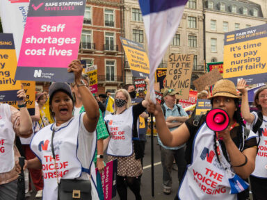 Enfermeiras inglesas param contra arrocho salarial e por condições de trabalho