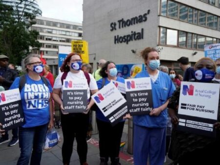 Enfermeiros ingleses anunciam greve por reposição salarial