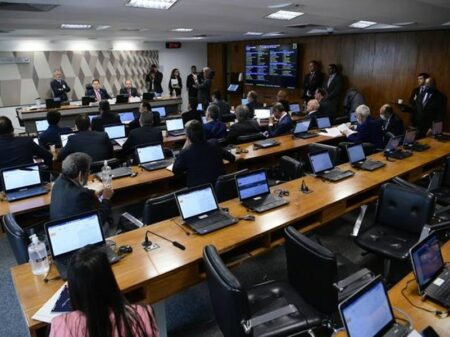 CCJ do Senado aprova PEC de Lula para investimentos e programas sociais