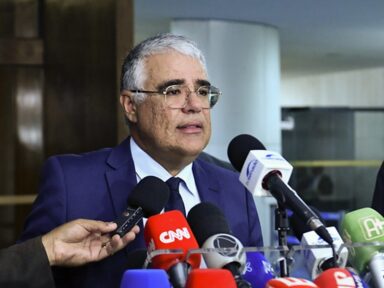 Eduardo Girão lança candidatura à Presidência do Senado e divide o bolsonarismo