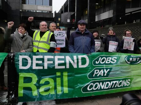 Ferroviários ingleses vão à greve devido a perdas salariais