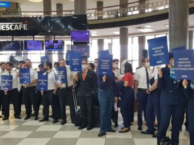 Pilotos e comissários rejeitam proposta de companhias aéreas e mantêm greve