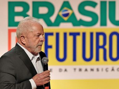 Lula diz que saída de Castillo se deu dentro do “marco constitucional” e cumprimenta Dina