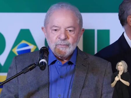 Lula mantém preço da gasolina e frustra última “tacada do mito” antes de fugir
