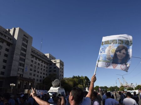 Manifestantes nas ruas de B. Aires repudiam “vergonhosa sentença” contra Cristina Kirchner