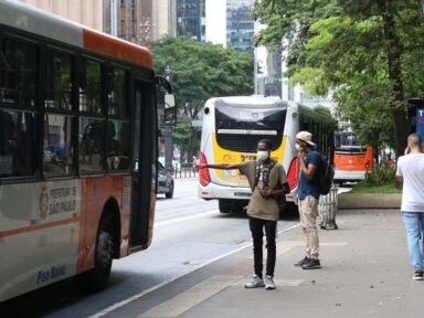 Após pressão popular e decisão judicial, Prefeitura retoma passagem gratuita para idosos em SP