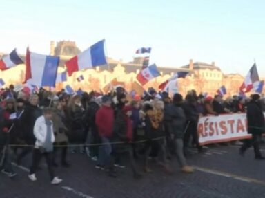 Manifestantes em Paris repudiam Otan e sanções à Rússia ditadas por Washington