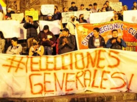 Peru: presidente Dina propõe antecipar eleições para 2024; manifestantes querem já