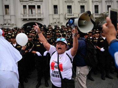 Parlamento peruano aprova antecipar pleito para 2024, mas oposição exige eleições gerais já!