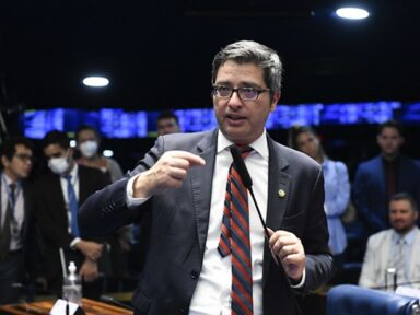 Líder de Bolsonaro no Senado diz que vai sabotar a PEC do auxílio aos mais pobres