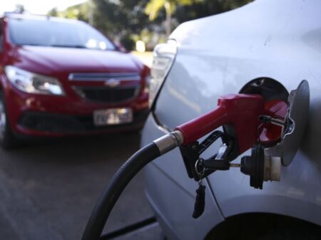 Preço da gasolina volta a cair nos postos mesmo sem contar última redução nas refinarias, diz ANP